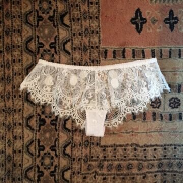 Short in white lace french cut panties