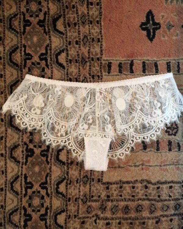 Short in white lace french cut panties