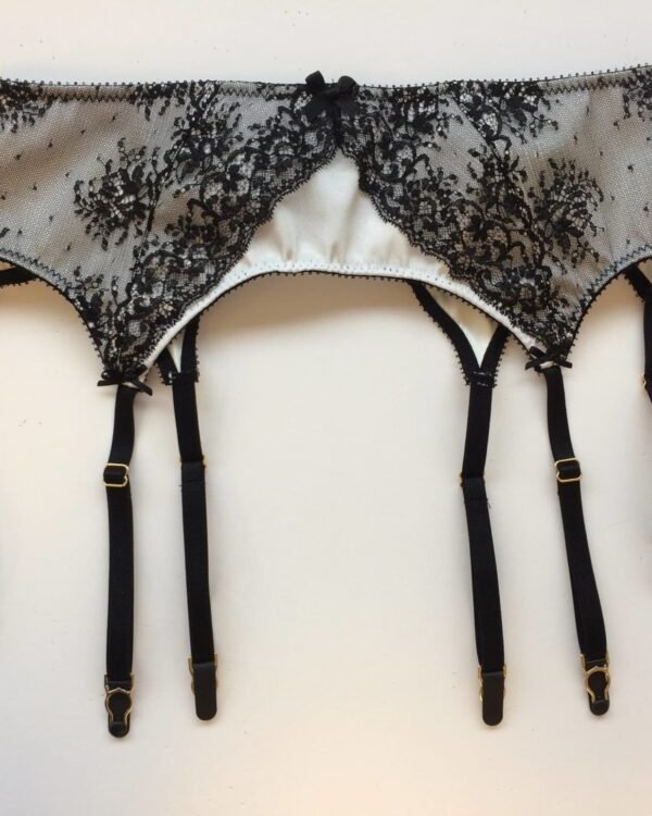 Garterbelt in black lace and white silk with 6 suspenders