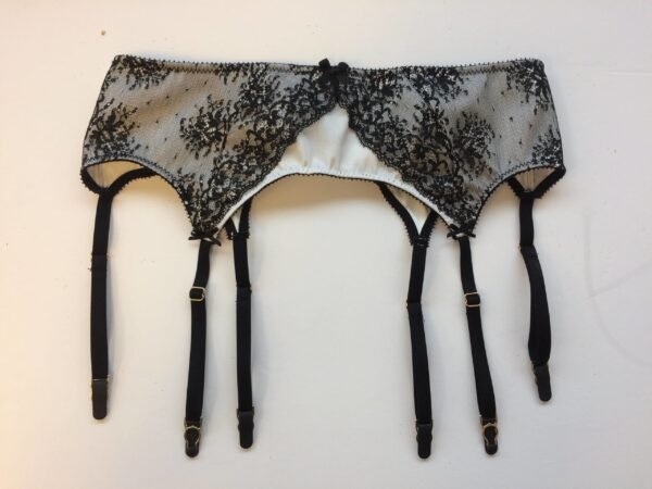 Garterbelt in black lace and white silk with 6 suspenders front