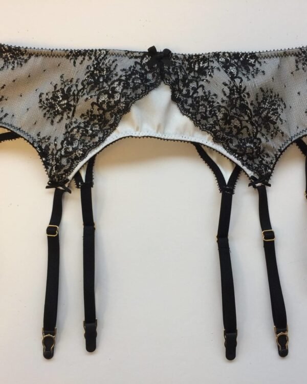 Garterbelt in black lace and white silk with 6 suspenders front