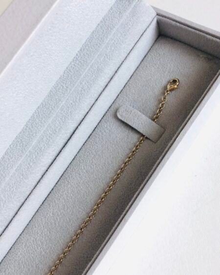 Thin woman bracelet in gold