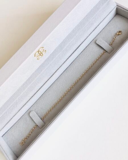 Thin woman bracelet in gold in a box