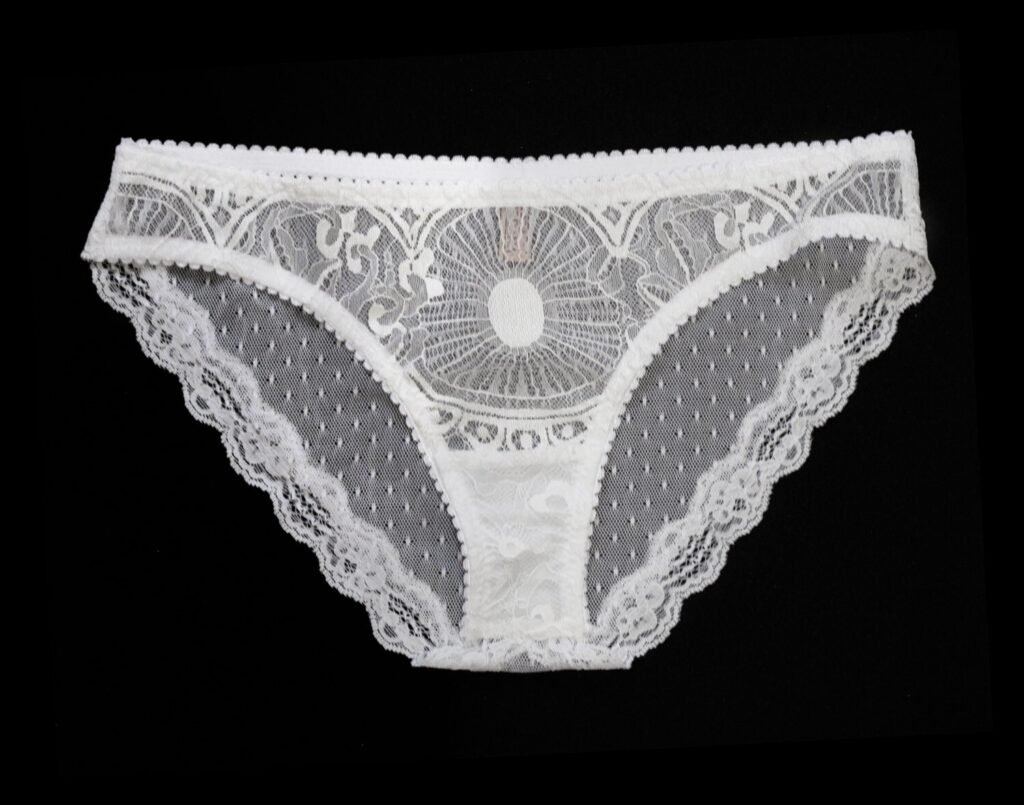 Bridal panties lace thong in white Leavers lace - Marianna Giordana Paris