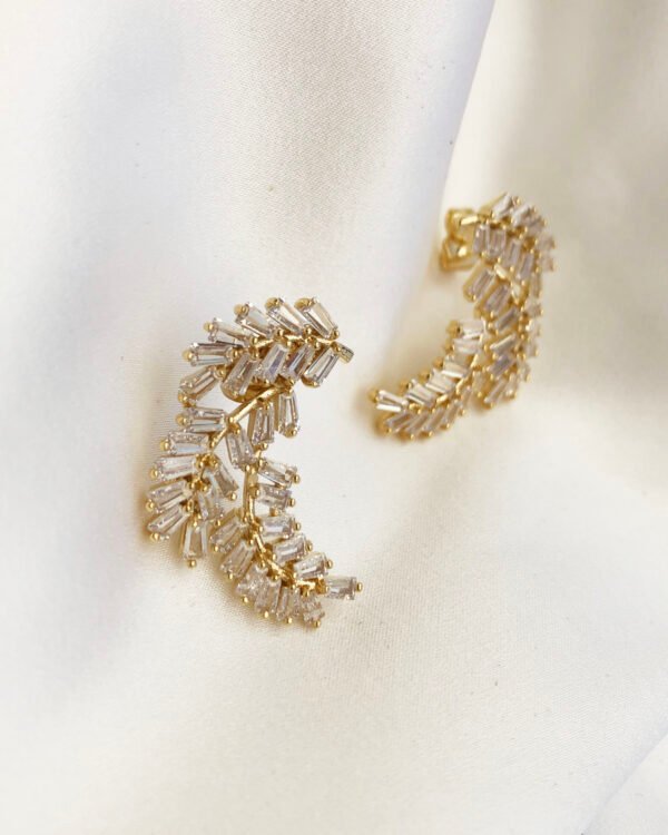 gold earrings with zirconium